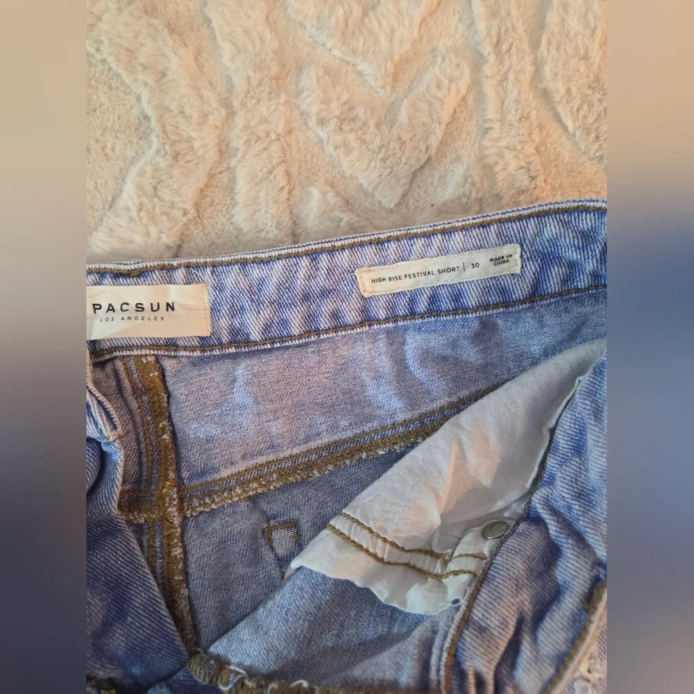 Chic PacSun Women's Light Wash Distressed Denim Shorts -‎ Light Blue Size 30